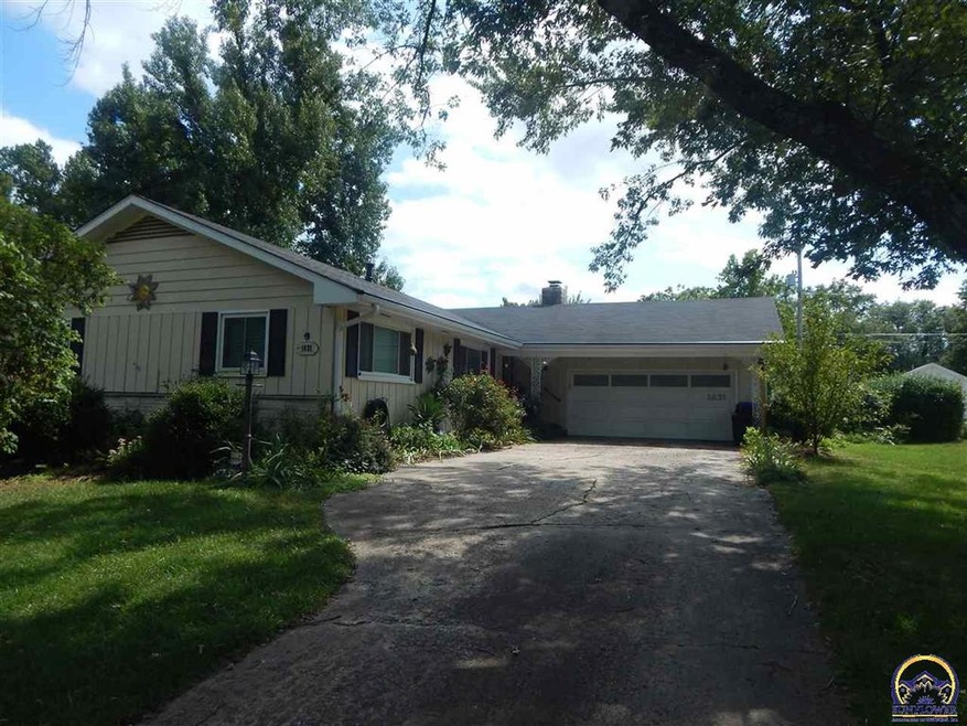 1631 SW 28th St, Topeka, KS 66611 - photo 1