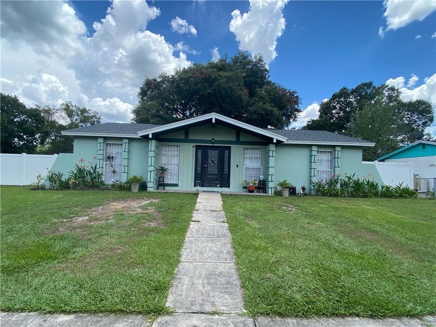 8615 Wood Ridge Rd, Tampa, FL 33619 - photo 1