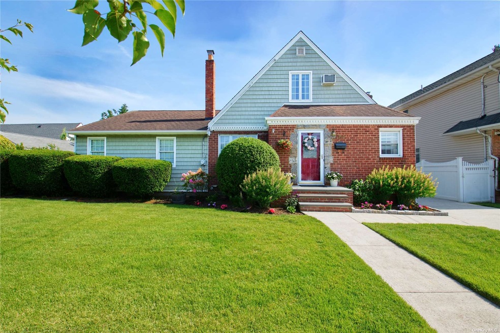 711 Roosevelt St, Franklin Square, NY 11010 - photo 1