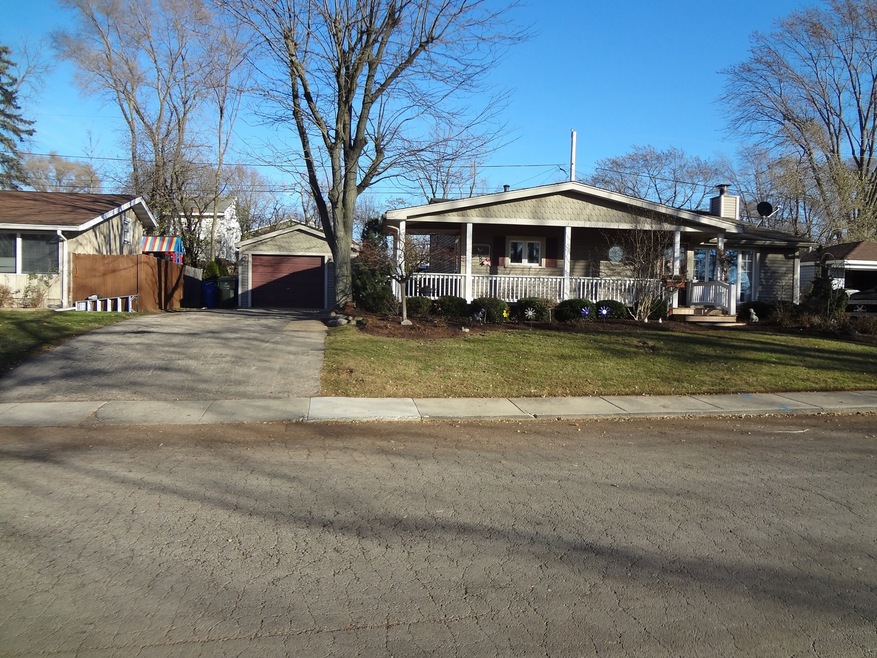 1611 Sacramento Dr, Carpentersville, IL 60110 - photo 1