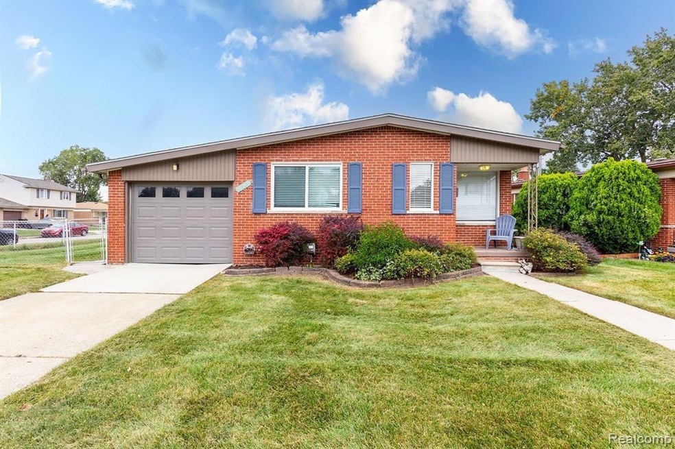 30305 Spybrook St, Roseville, MI 48066 - photo 1