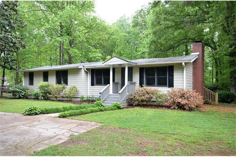 Lovely 3 bedroom, 2 bathroom ranch home located on