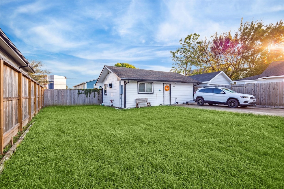 911 Kern St unit B, Houston, TX 77009 - photo 1