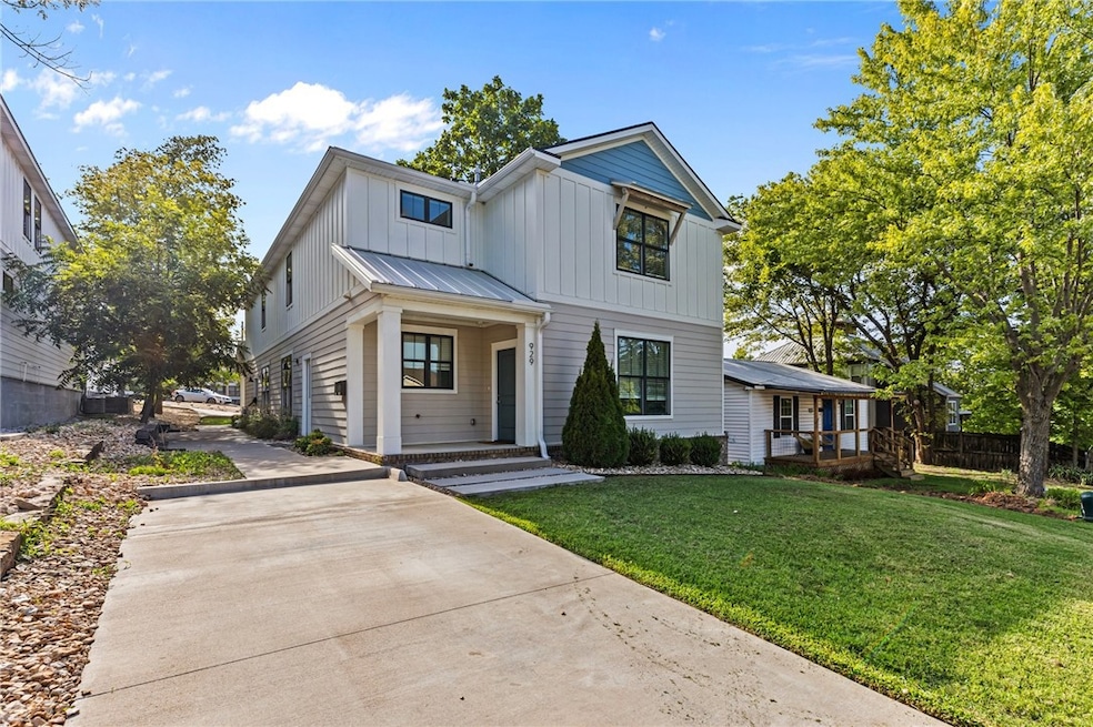 929 & 931 Oakland Ave, Fayetteville, AR 72701 - photo 1