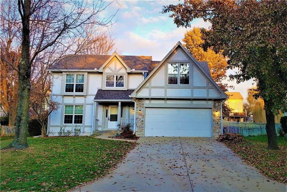 FALL in love with this modern colonial! Fresh pain