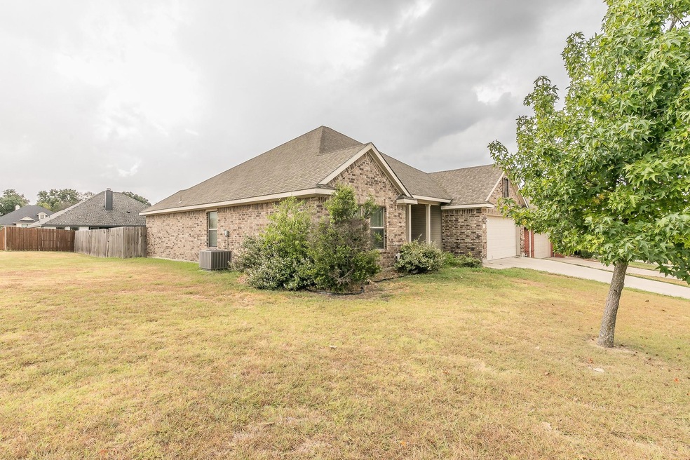 226 Water Oak Ln, Weatherford, TX 76086 - photo 1