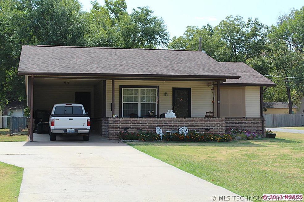 602 N Weenonah Ave, Claremore, OK 74017 - photo 1