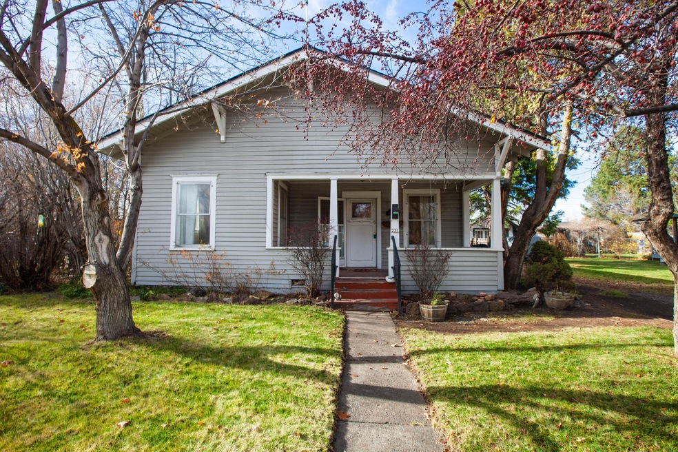 231 SW 9th St, Redmond, OR 97756 - photo 1