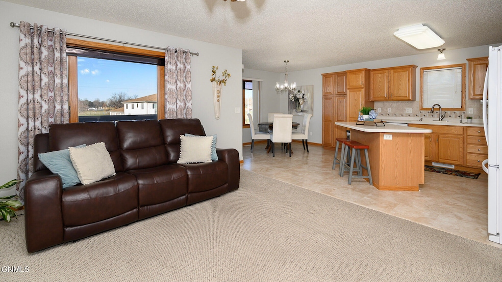 883 San Angelo Dr unit 3, Bismarck, ND 58504 - photo 1