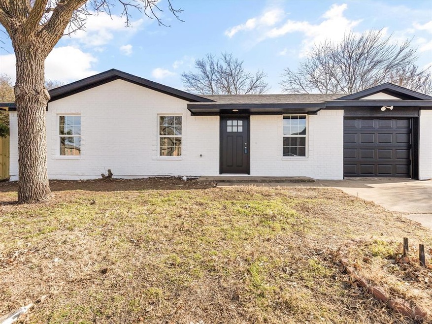 525 Phillips St, Cleburne, TX 76033 - photo 1