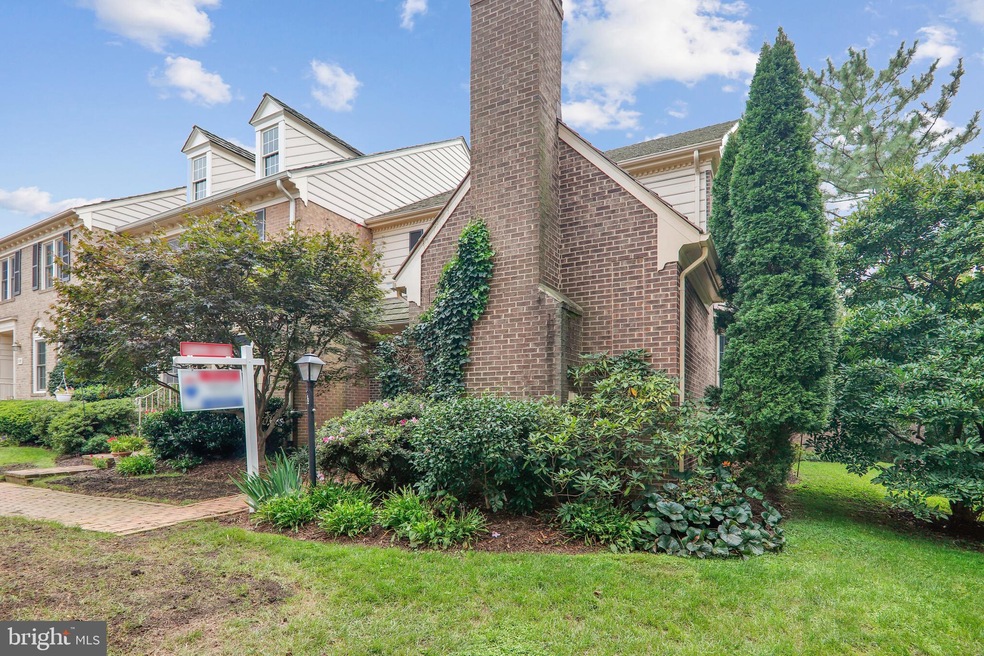 10714 Brewer House Rd, Rockville, MD 20852 - photo 1