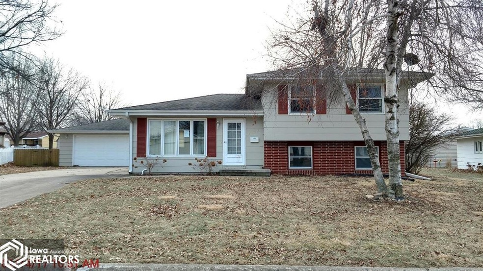 1403 N 8th Avenue Place E, Newton, IA 50208 - photo 1