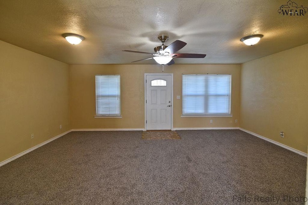 1217 Harvey Dr, Wichita Falls, TX 76302 - photo 1