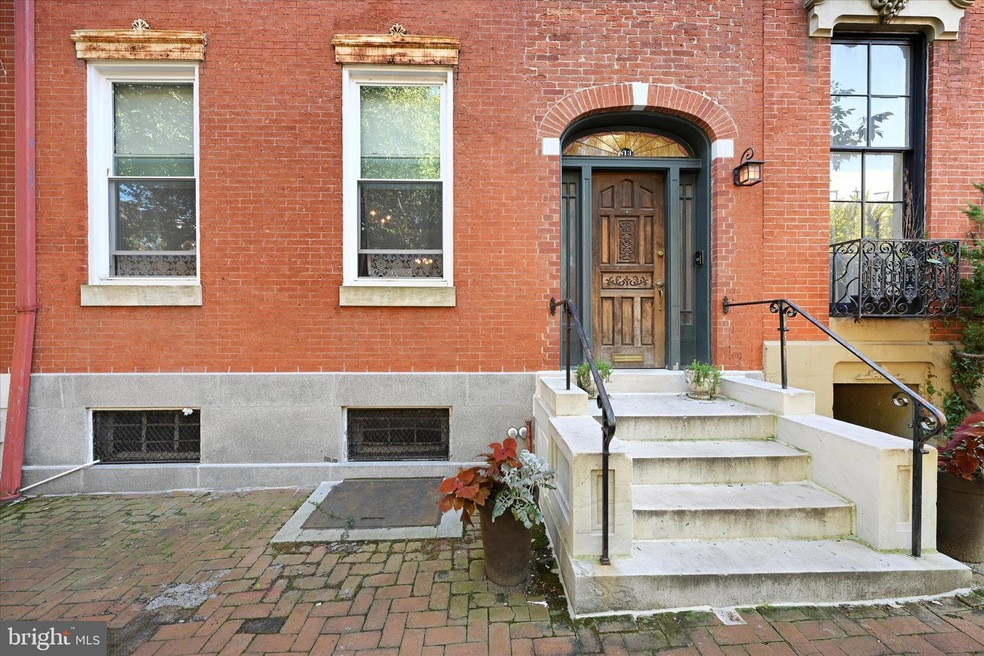 813 Hollins St, Baltimore, MD 21201 - photo 1