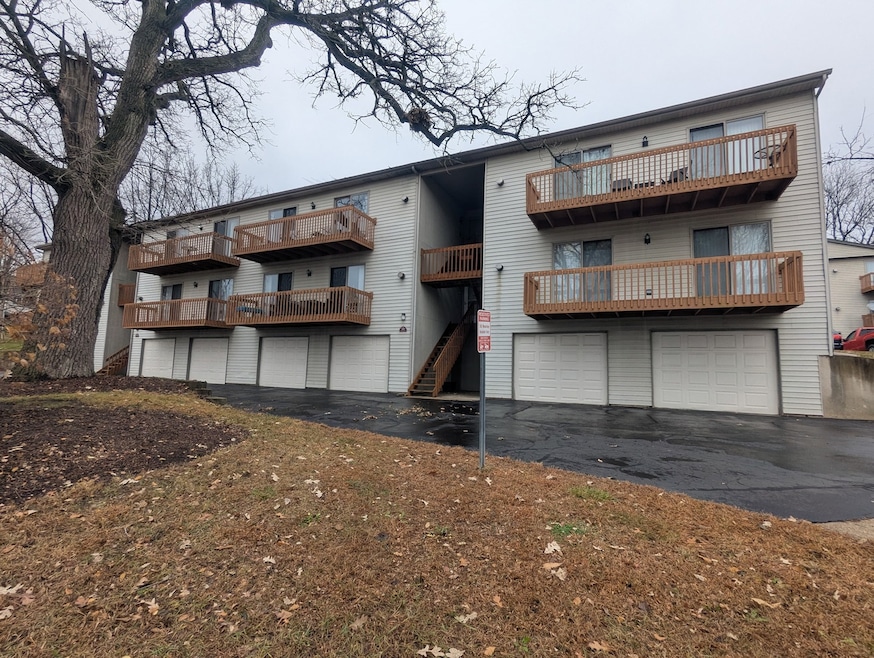 300 Woodridge Cir unit C, South Elgin, IL 60177 - photo 1