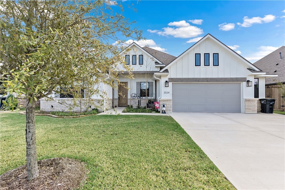 View of front facade featuring a front yard and a