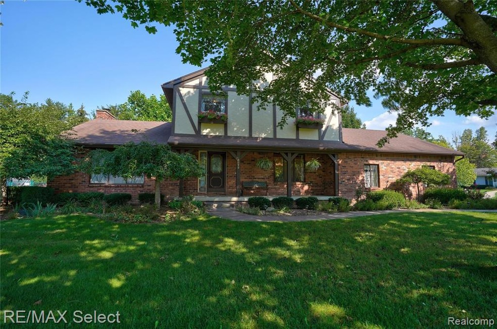 8349 Hidden Creek Dr, Flushing, MI 48433 - photo 1