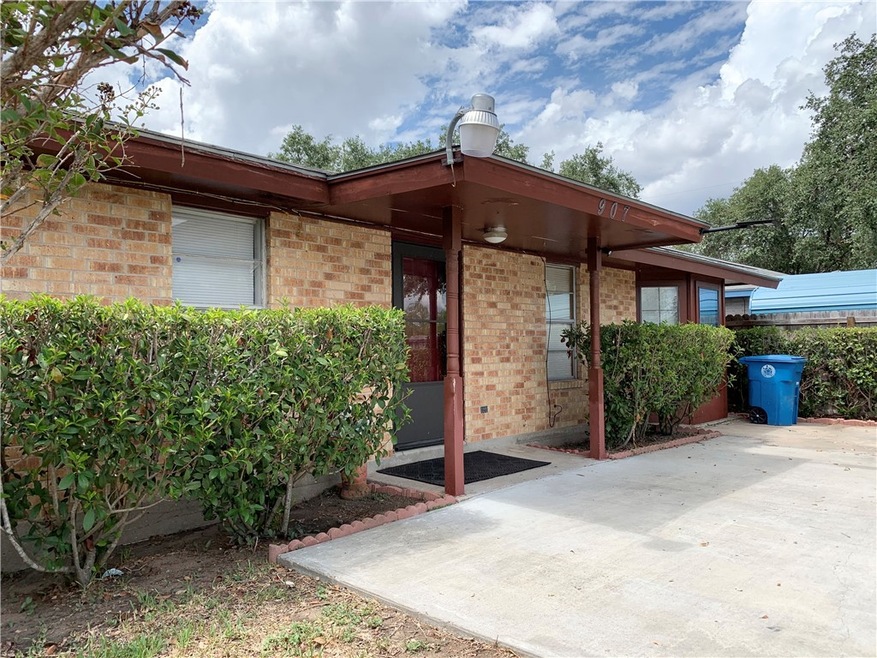 907 N Hugo St, Beeville, TX 78102 - photo 1