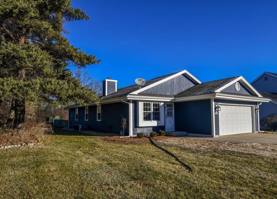 N76W15580 Countryside Dr, Menomonee Falls, WI 53051 - photo 1