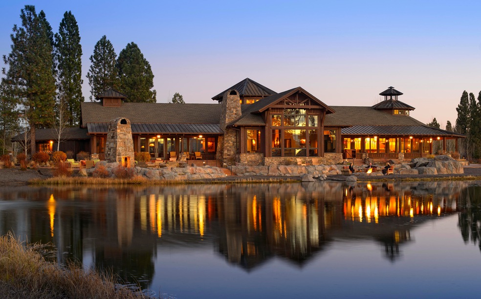 Lakehouse Rear Evening Lights