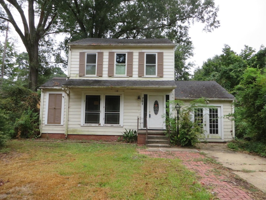 Front facade featuring a front yard