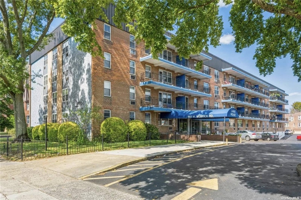 190 W Merrick Rd unit 2P, Freeport, NY 11520 - photo 1