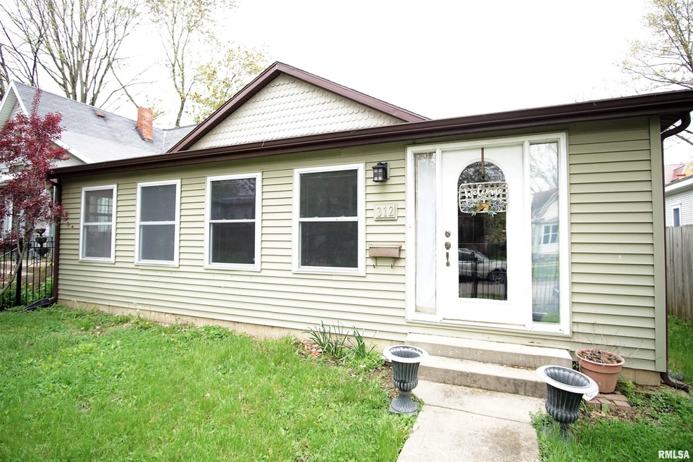 312 Delavan St, Lincoln, IL 62656 - photo 1