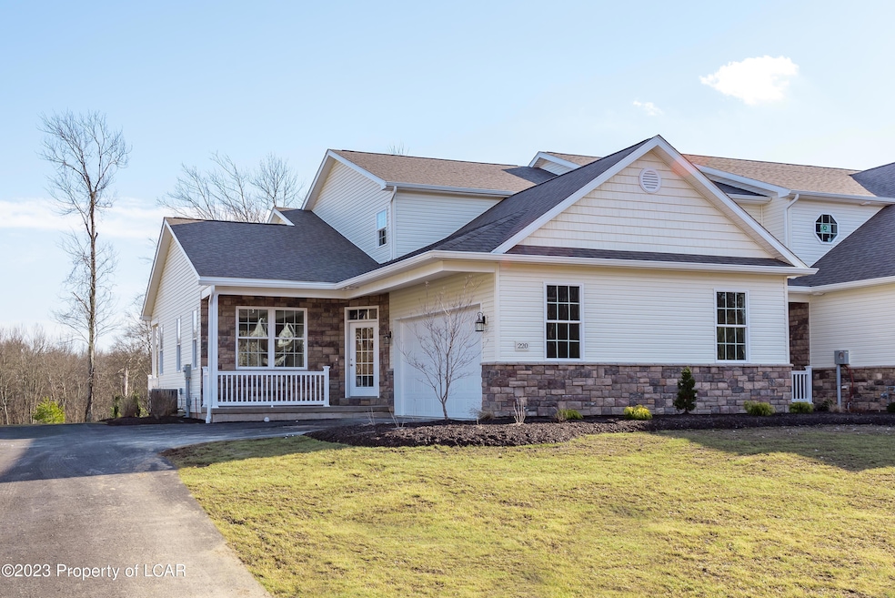 220 Sylvan Ln, Dallas, PA 18612 - photo 1