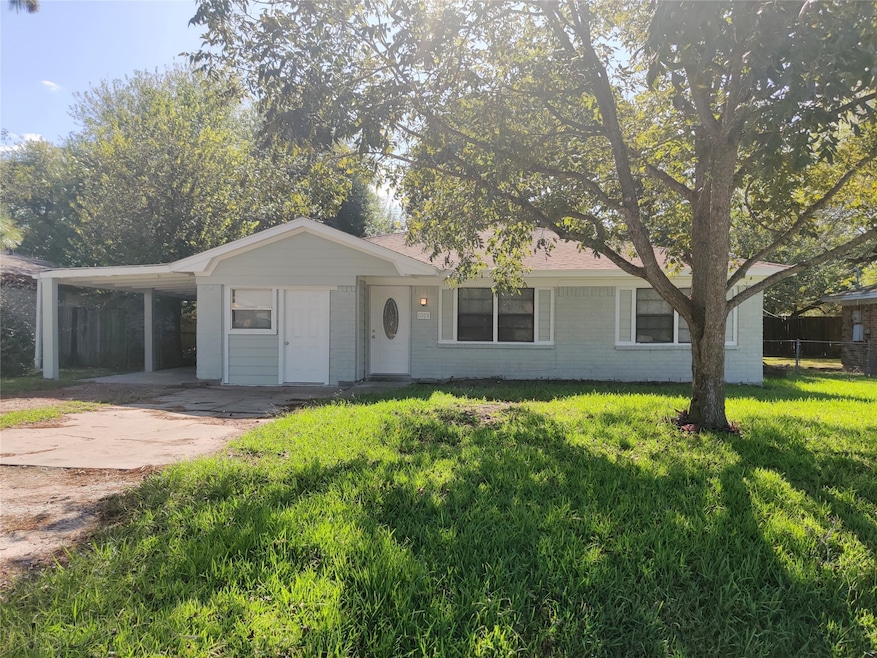 1003 Dyche Ln, Alvin, TX 77511 - photo 1