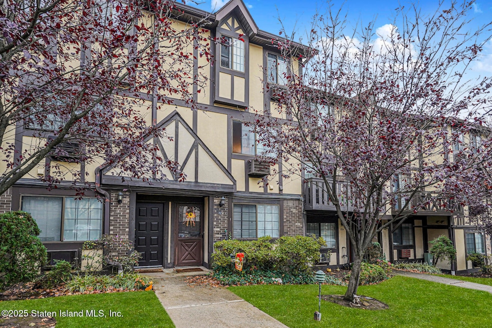 22 A Elmwood Park Dr, Staten Island, NY 10314 - photo 1