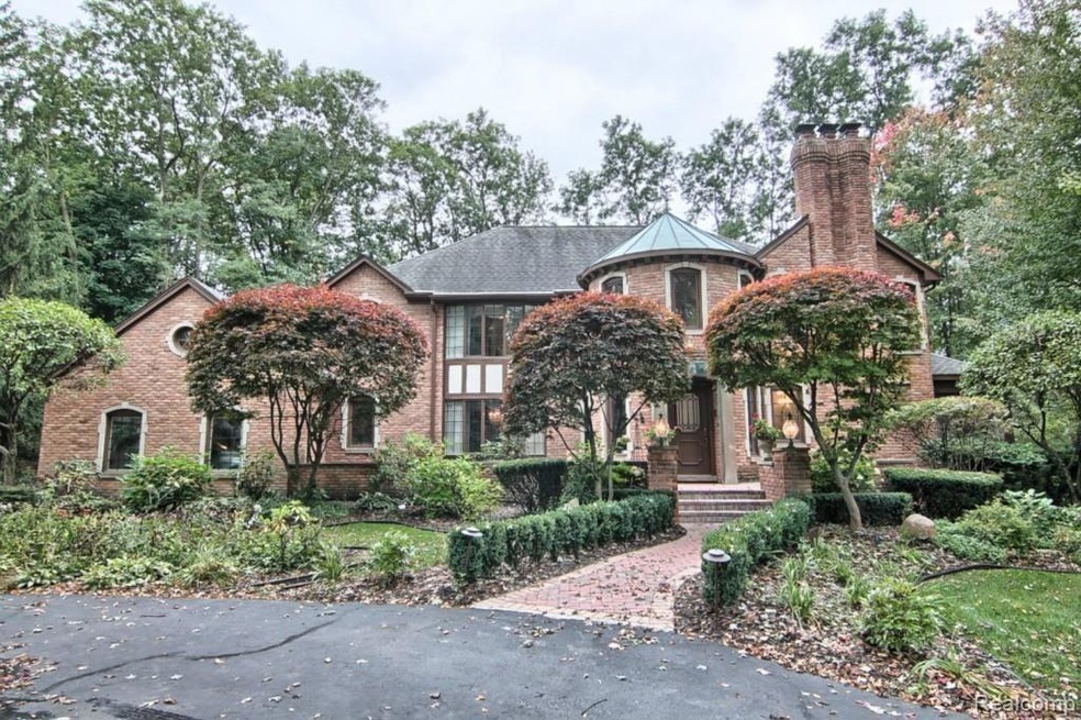 263 Chestnut Cir, Bloomfield Hills, MI 48304 - photo 1