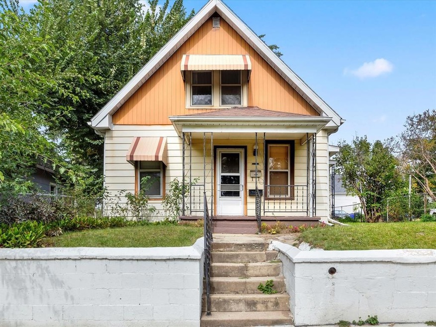 1020 12th Ave SE, Cedar Rapids, IA 52401 - photo 1