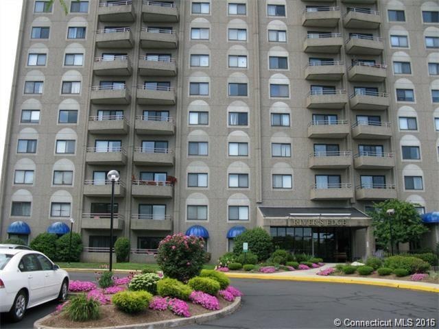 Front Entrance to Rivers Edge - Just a short walk 