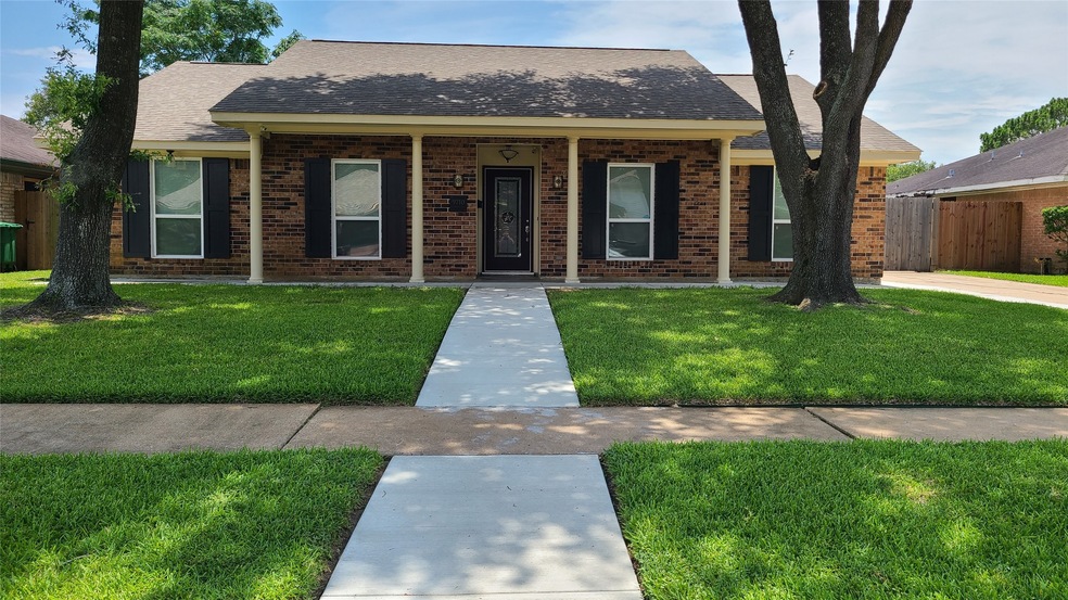 9710 Kirkfalls Dr, Houston, TX 77089 - photo 1