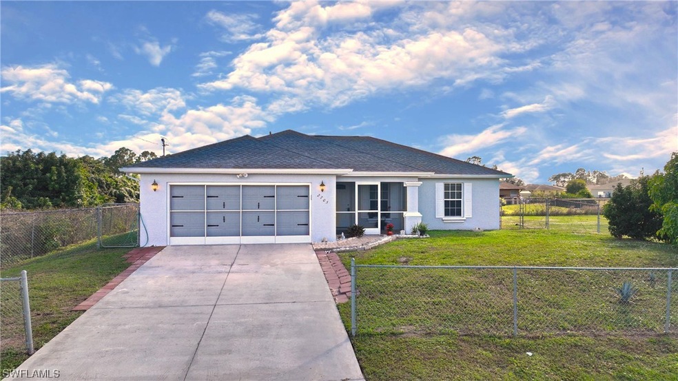 Front Of home. New roof 9/2022. 4 panal garage scr