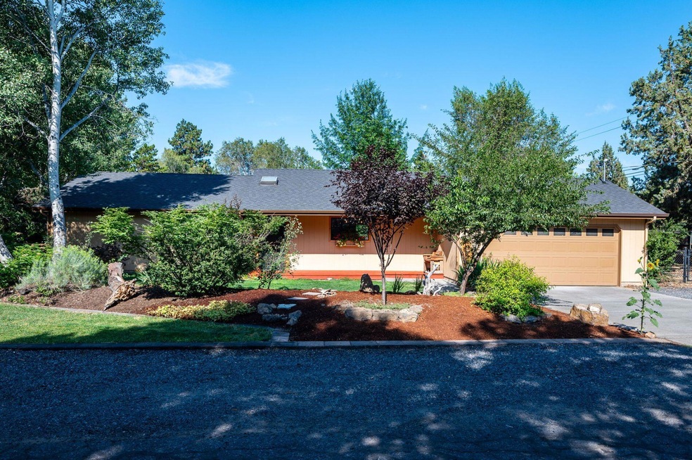 11 SE Airstrip Rd, Bend, OR 97702 - photo 1