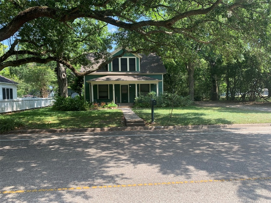 1012 W Adoue St, Alvin, TX 77511 - photo 1