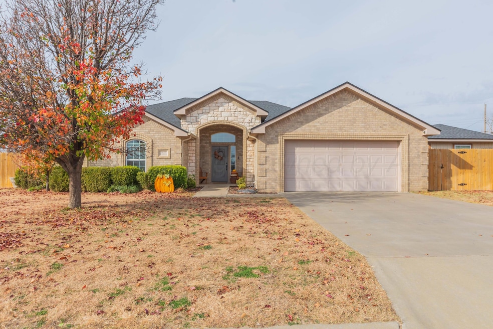 1427 N Wells St, Pampa, TX 79065 - photo 1