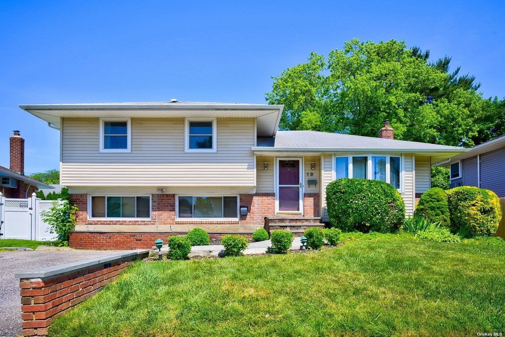 19 Shelly Ln, Bethpage, NY 11714 - photo 1