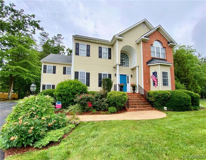 BEAUTIFUL TRANSITIONAL HOME WITH MATURE LANDSCAPIN