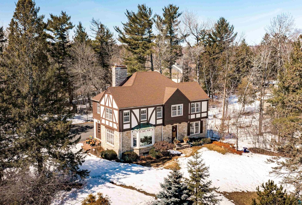 1715 Lakeview Dr, Duluth, MN 55803 - photo 1