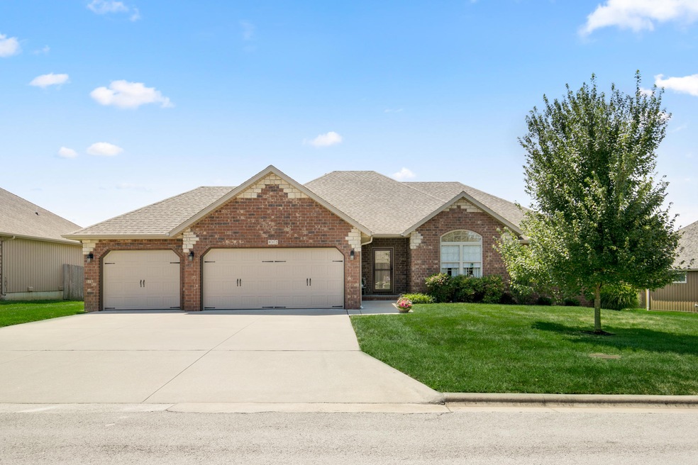 812 E Roubidoux St, Nixa, MO 65714 - photo 1
