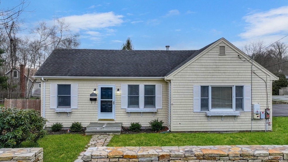 784 Allen St, North Dartmouth, MA 02747 - photo 1