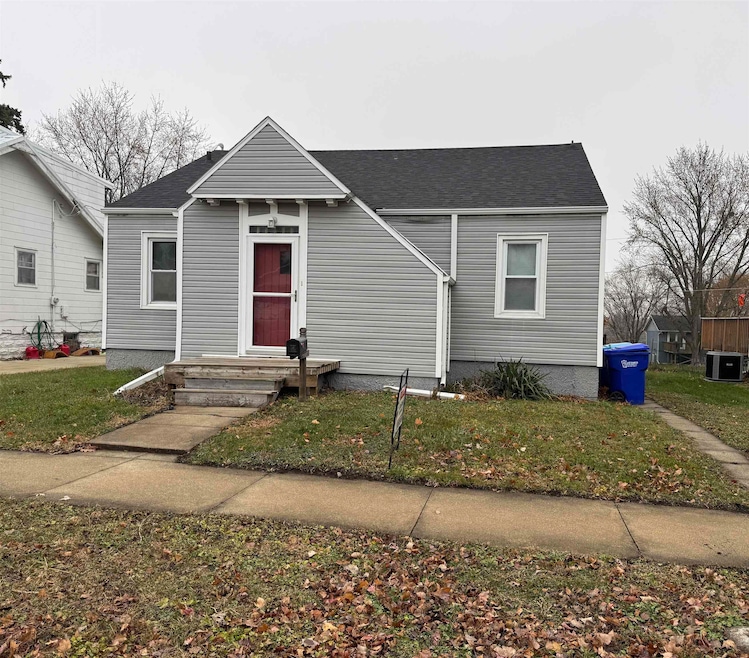 827 1st Ave NE, Oelwein, IA 50662 - photo 1