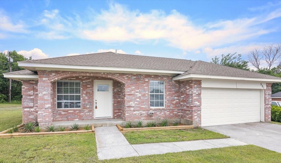 501 Valleyridge Ct, Decatur, TX 76234 - photo 1