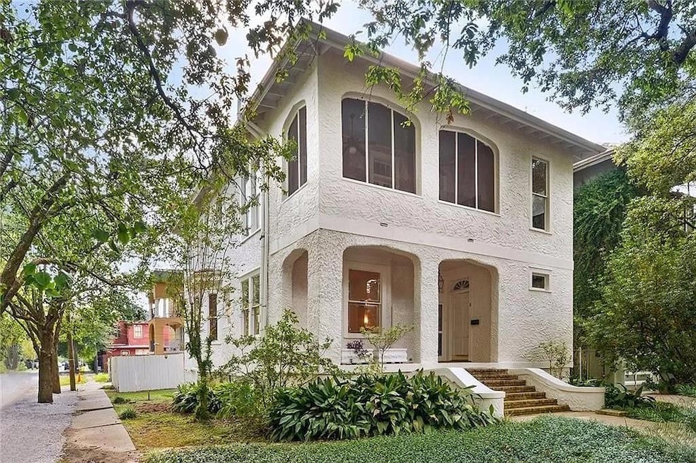 LOWER APARTMENT OF THIS BEAUTIFUL 2 STORY DUPLEX O