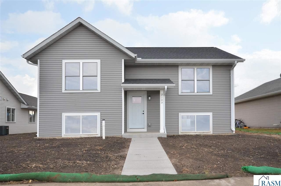 2105 Lunden St, Saint Peter, MN 56082 - photo 1