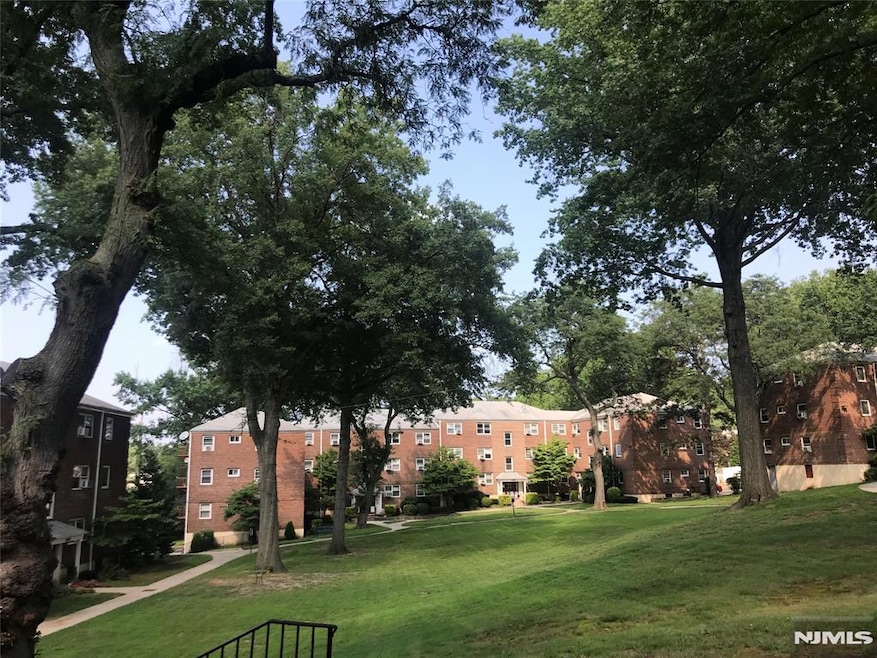 1470 W Terrace Cir unit 4, Teaneck, NJ 07666 - photo 1