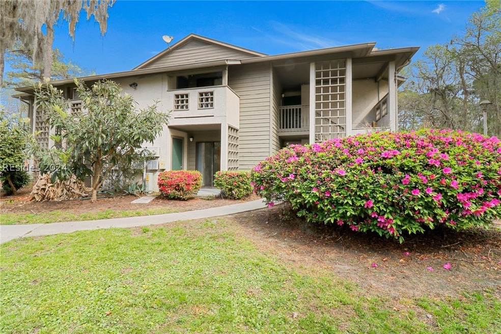 View of front of property featuring a front lawn a