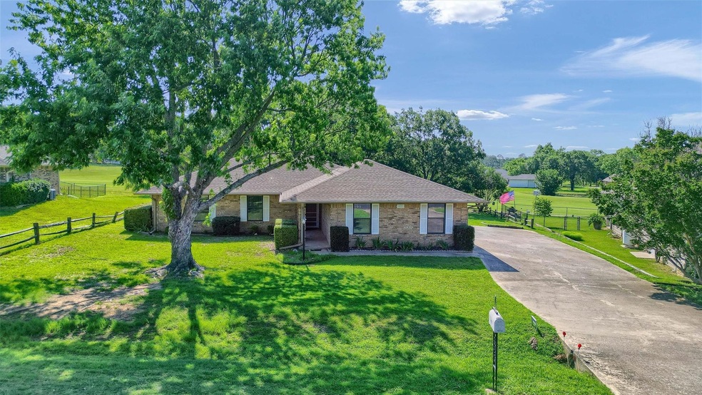 403 Cocopa Dr, Gainesville, TX 76240 - photo 1